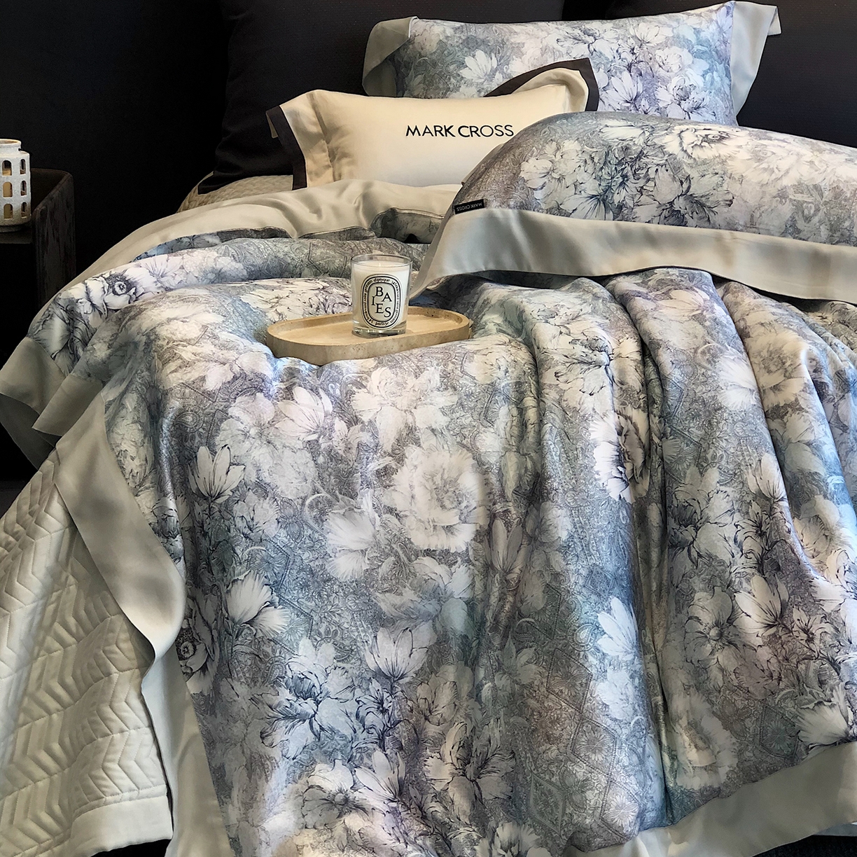 91家纺网 家纺一手货源 找家纺 佳汐蓝家纺 2025新款奶基米磨毛四件套系列 佩斯利花房-犀牛蓝灰