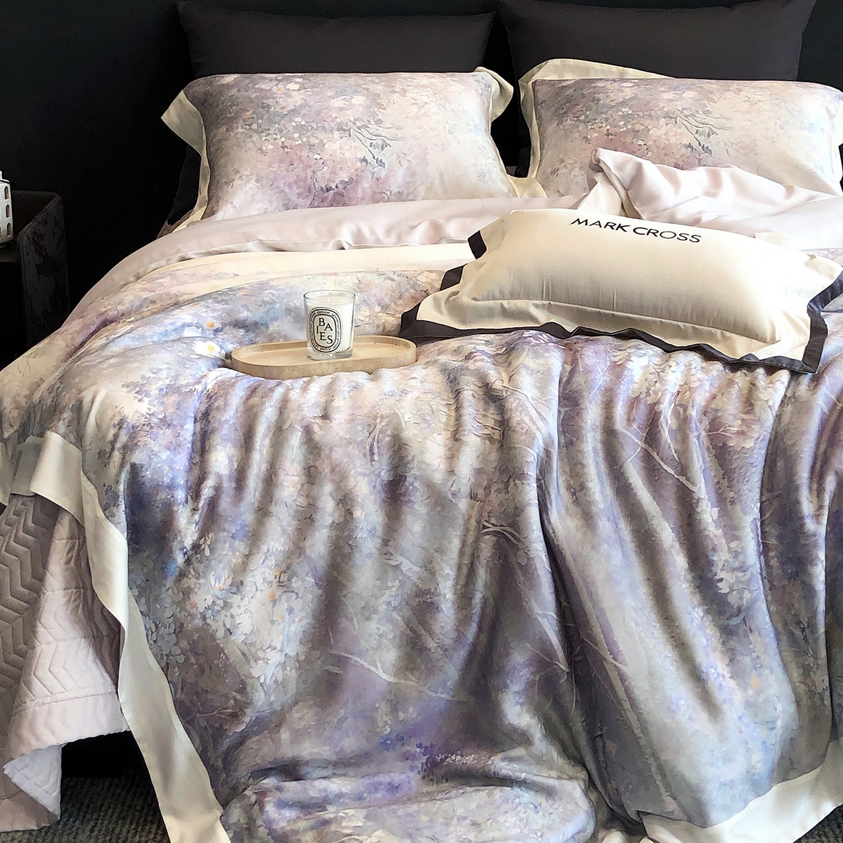 91家纺网 家纺一手货源 找家纺 佳汐蓝家纺 2025新款奶基米磨毛四件套系列 松蓝睡莲-木槿紫