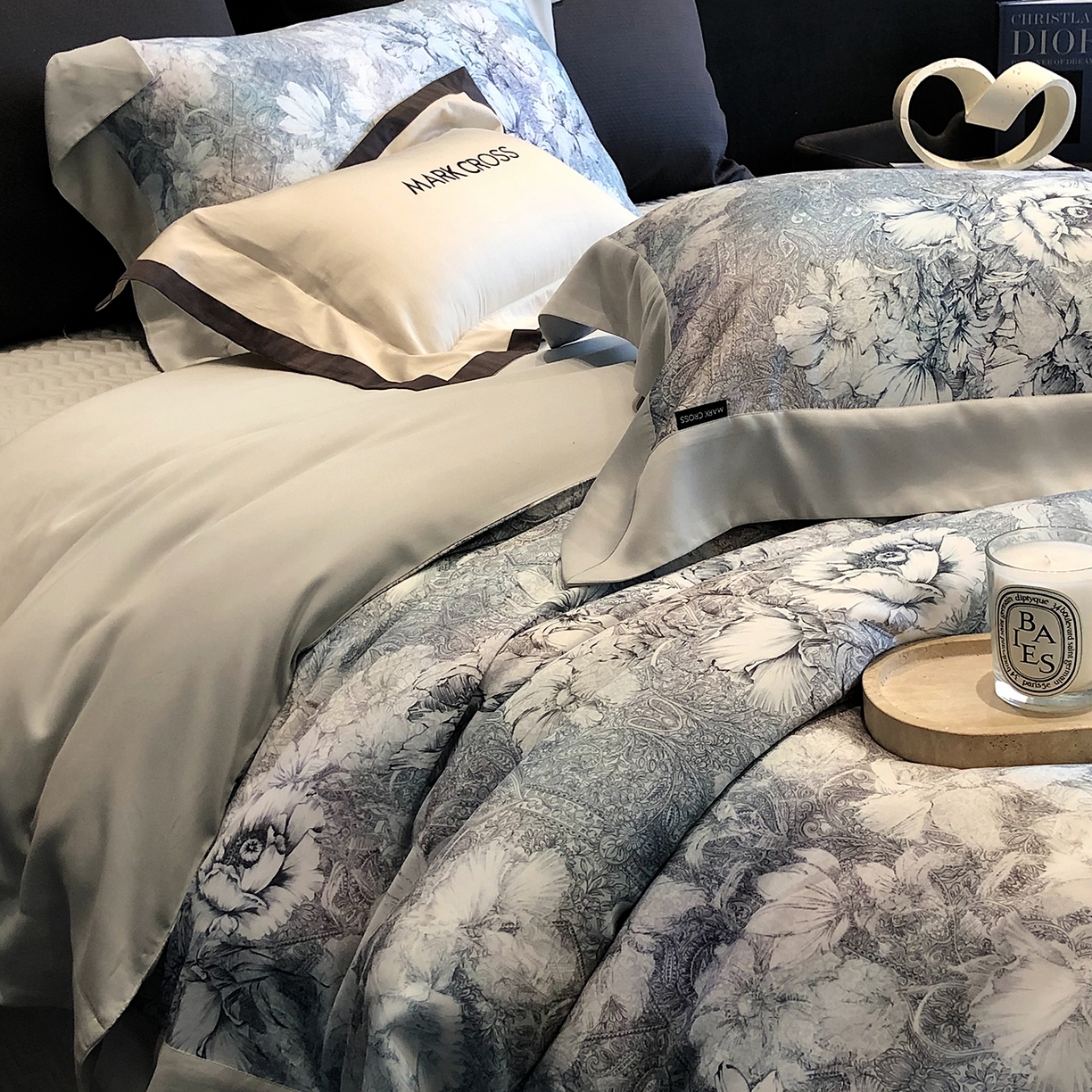 91家纺网 家纺一手货源 找家纺 佳汐蓝家纺 2025新款奶基米磨毛四件套系列 佩斯利花房-犀牛蓝灰