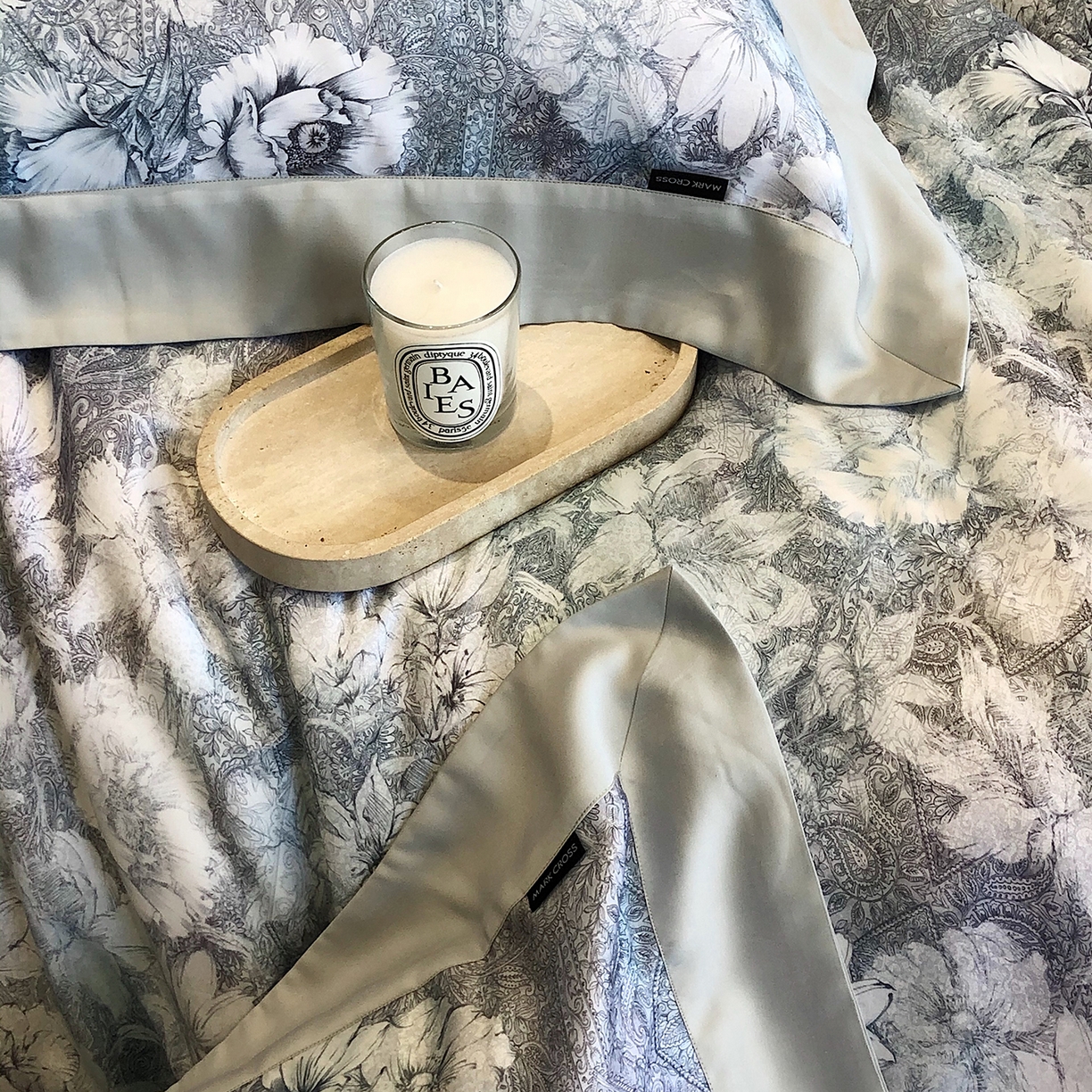 91家纺网 家纺一手货源 找家纺 佳汐蓝家纺 2025新款奶基米磨毛四件套系列 佩斯利花房-犀牛蓝灰