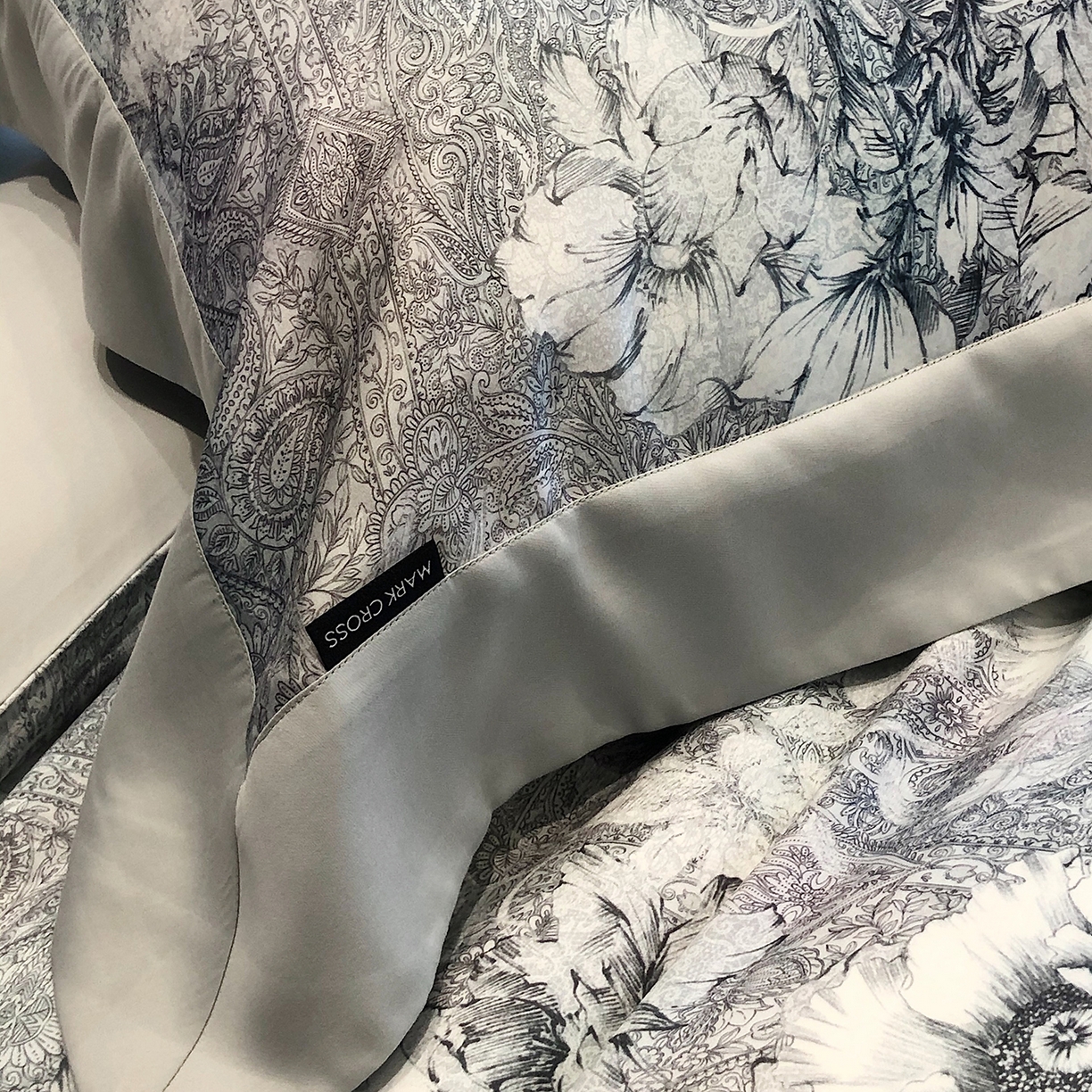 91家纺网 家纺一手货源 找家纺 佳汐蓝家纺 2025新款奶基米磨毛四件套系列 佩斯利花房-犀牛蓝灰