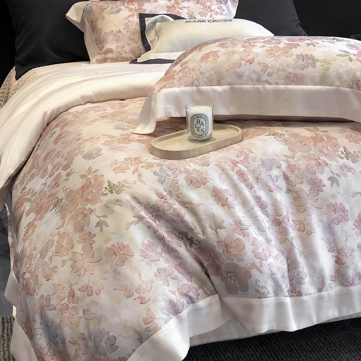 91家纺网 家纺一手货源 找家纺 佳汐蓝家纺 2025新款奶基米磨毛四件套系列 樱花风铃-童话粉