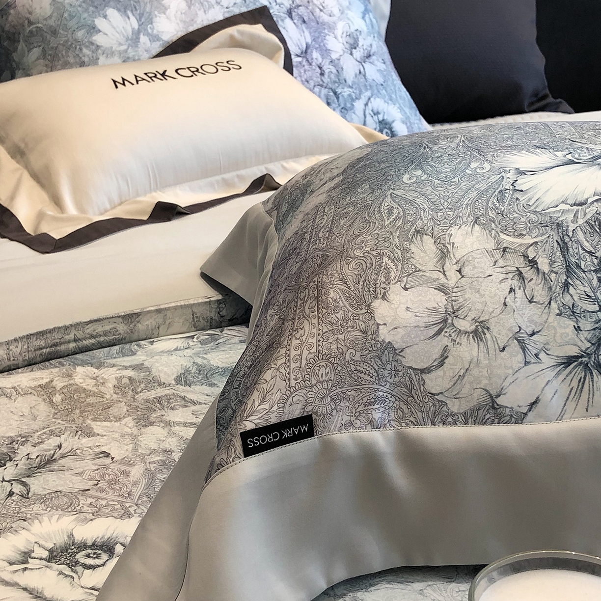 91家纺网 家纺一手货源 找家纺 佳汐蓝家纺 2025新款奶基米磨毛四件套系列 佩斯利花房-犀牛蓝灰