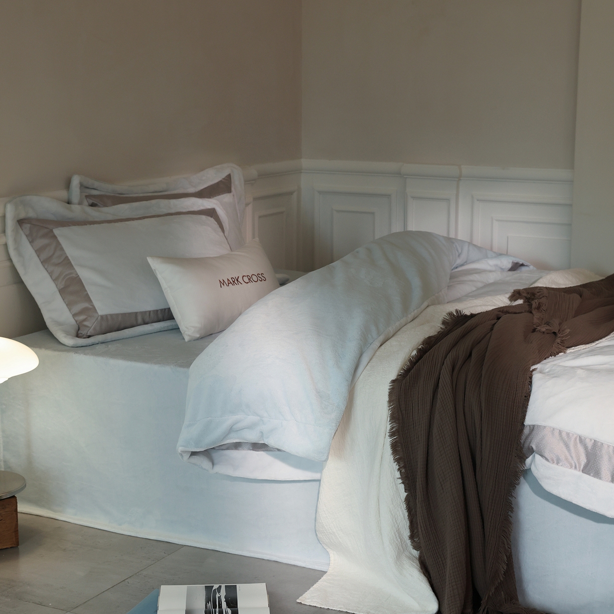 91家纺网 家纺一手货源 找家纺 佳汐蓝家纺 2025新款轻奢质感软糯顶级慕丝牛奶绒系列四件套 浅空蓝