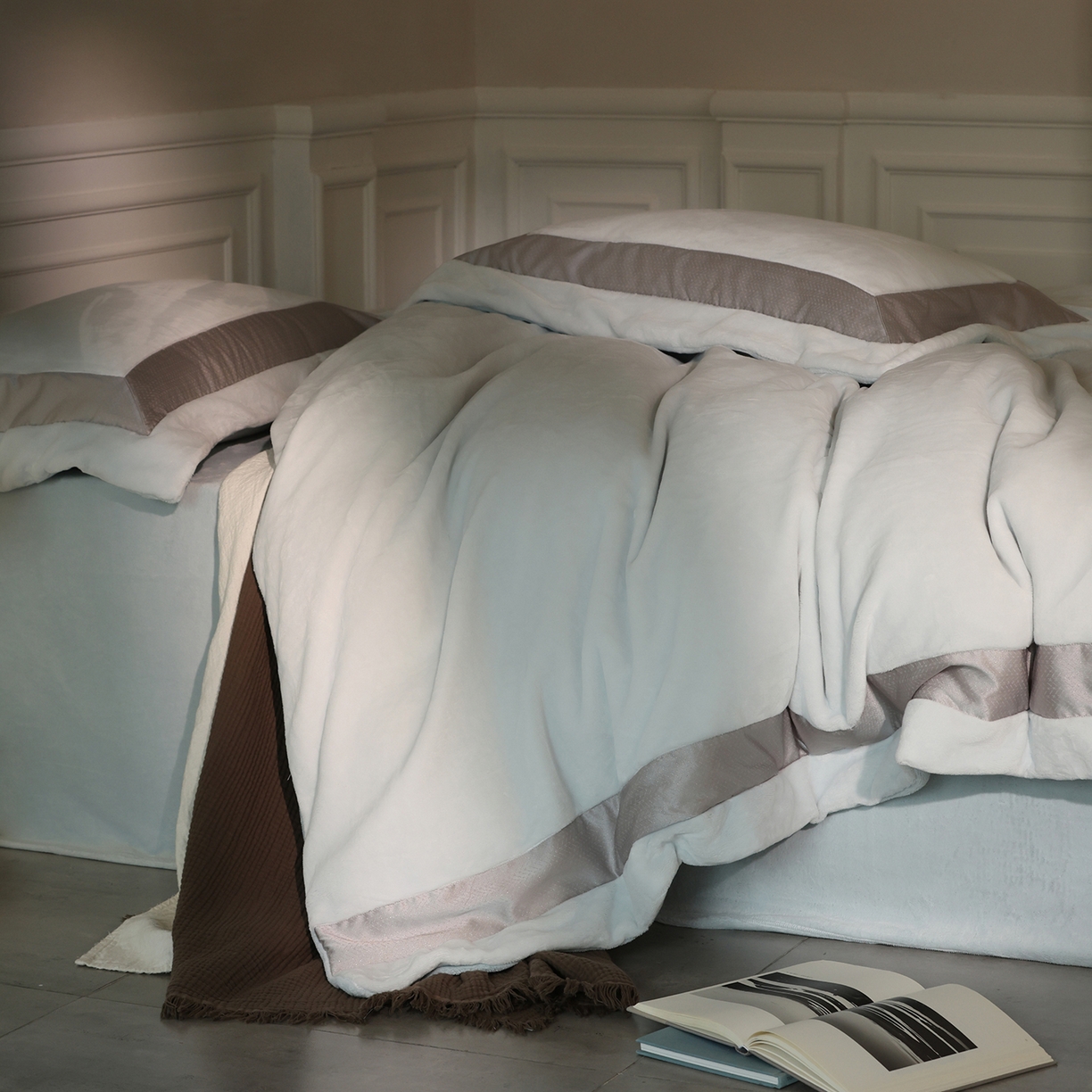 91家纺网 家纺一手货源 找家纺 佳汐蓝家纺 2025新款轻奢质感软糯顶级慕丝牛奶绒系列四件套 浅空蓝