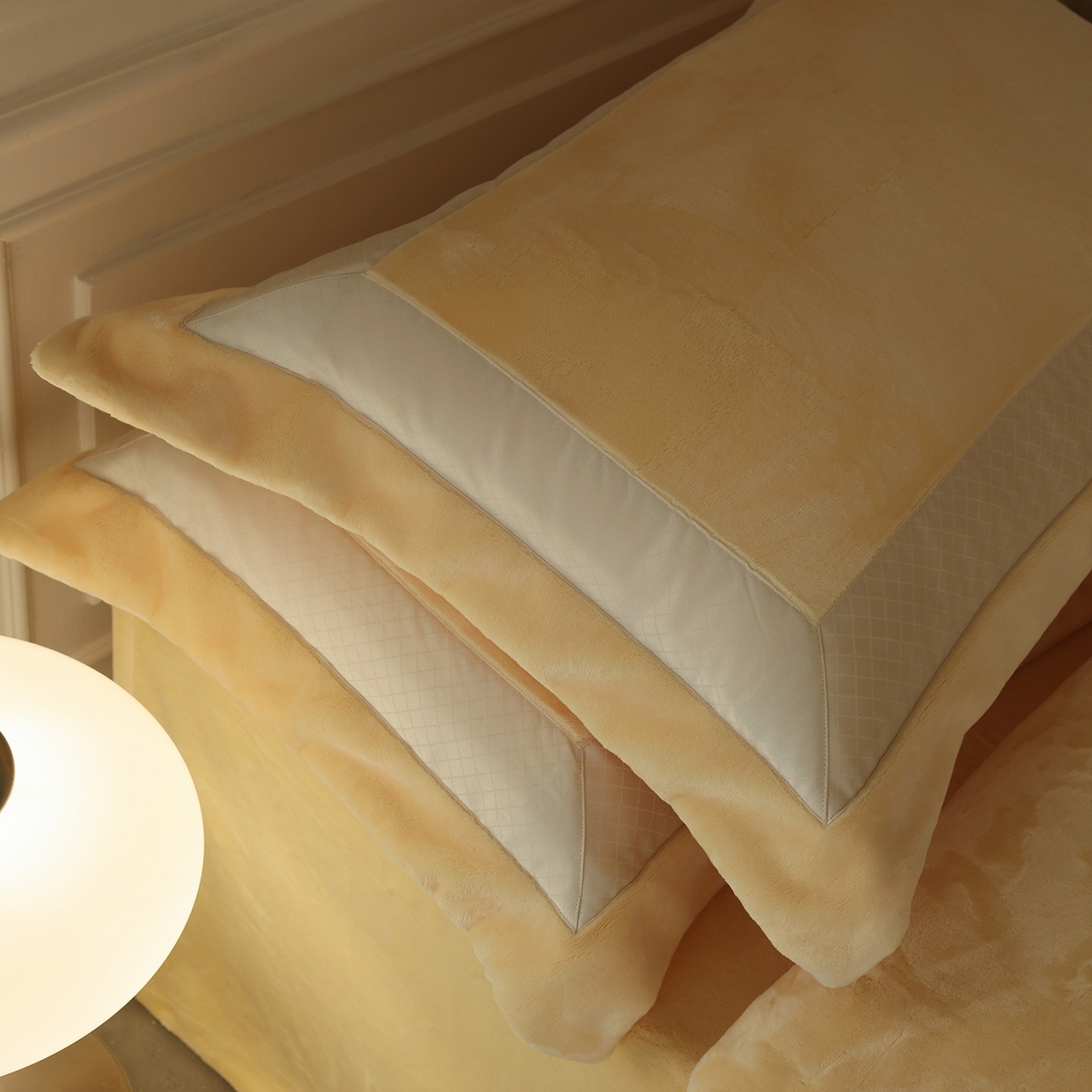 91家纺网 家纺一手货源 找家纺 佳汐蓝家纺 2025新款轻奢质感软糯顶级慕丝牛奶绒系列四件套 月影黄