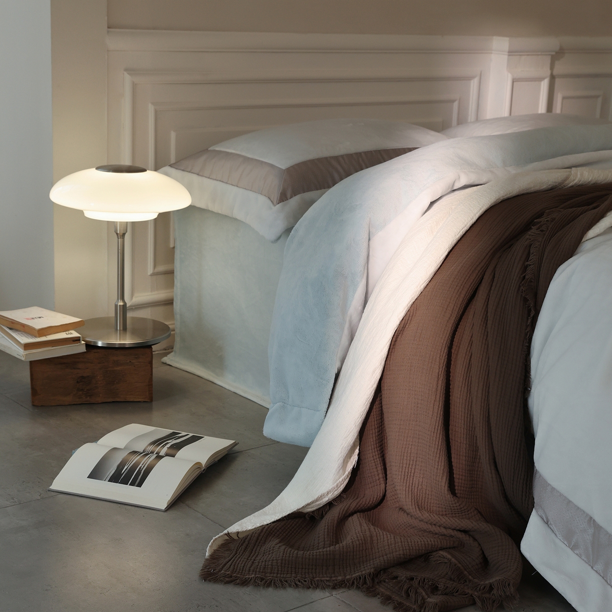 91家纺网 家纺一手货源 找家纺 佳汐蓝家纺 2025新款轻奢质感软糯顶级慕丝牛奶绒系列四件套 浅空蓝