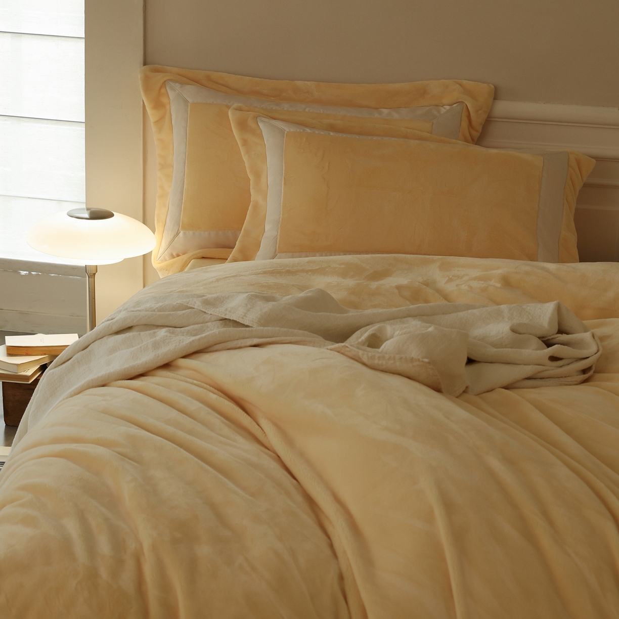 91家纺网 家纺一手货源 找家纺 佳汐蓝家纺 2025新款轻奢质感软糯顶级慕丝牛奶绒系列四件套 月影黄