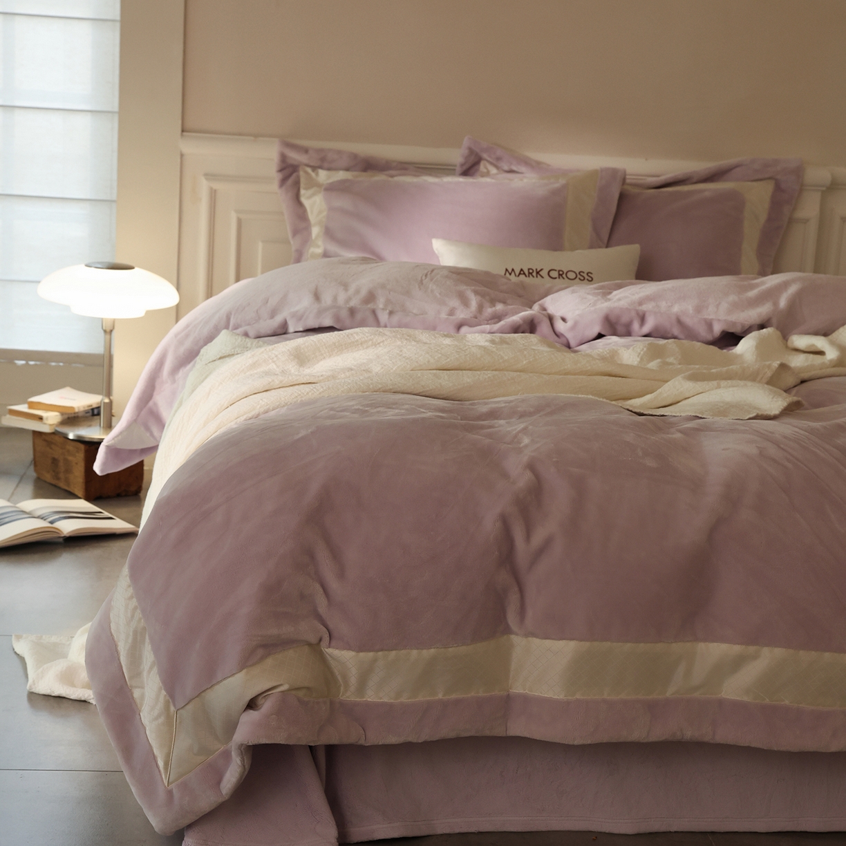 91家纺网 家纺一手货源 找家纺 佳汐蓝家纺 2025新款轻奢质感软糯顶级慕丝牛奶绒系列四件套 绮梦紫