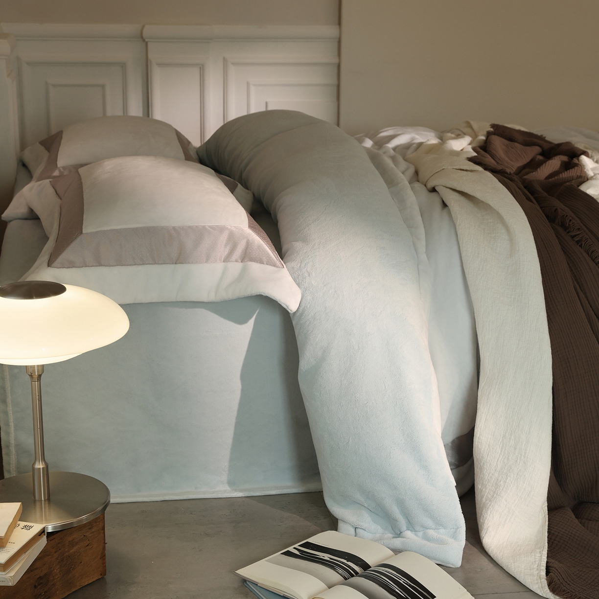 91家纺网 家纺一手货源 找家纺 佳汐蓝家纺 2025新款轻奢质感软糯顶级慕丝牛奶绒系列四件套 浅空蓝