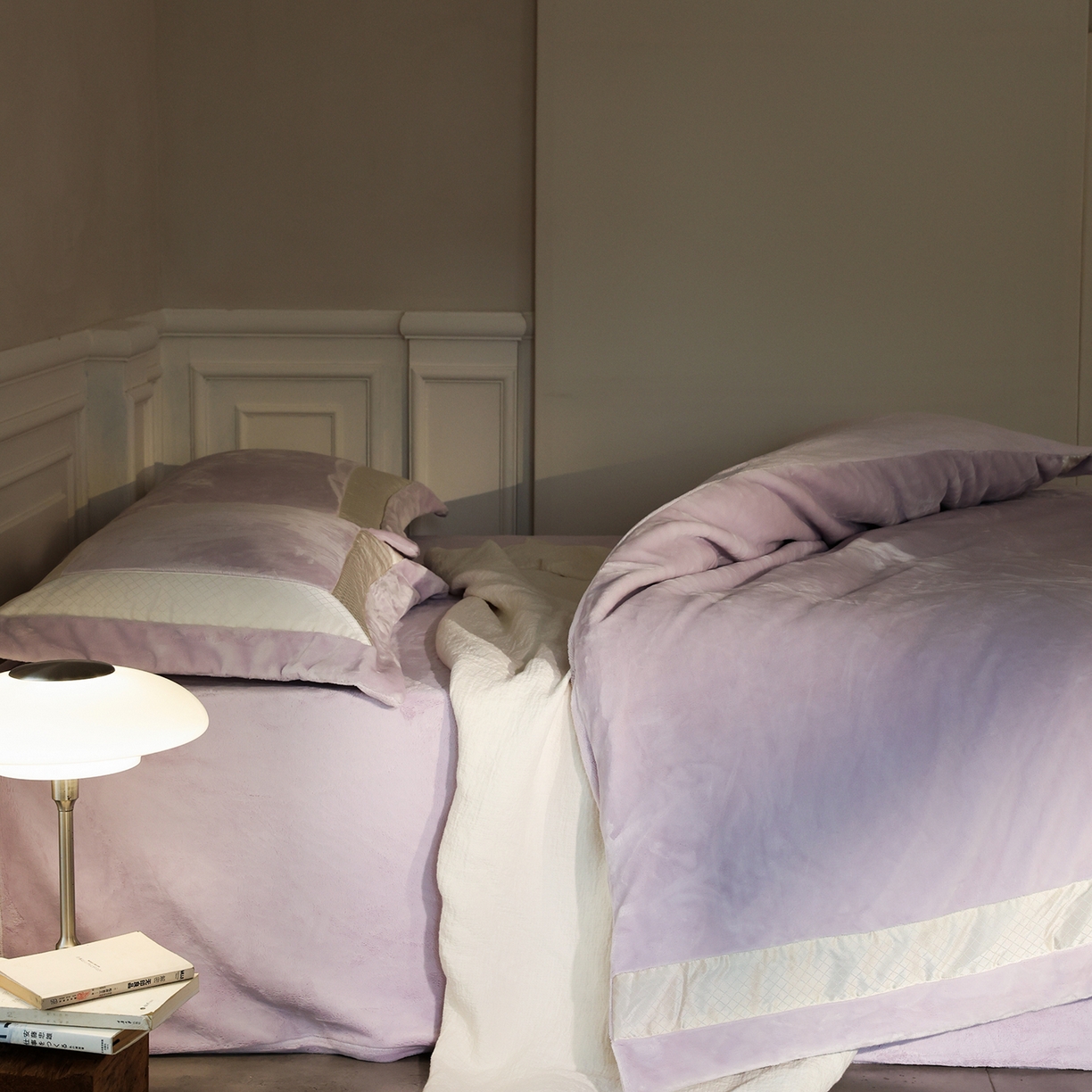 91家纺网 家纺一手货源 找家纺 佳汐蓝家纺 2025新款轻奢质感软糯顶级慕丝牛奶绒系列四件套 绮梦紫