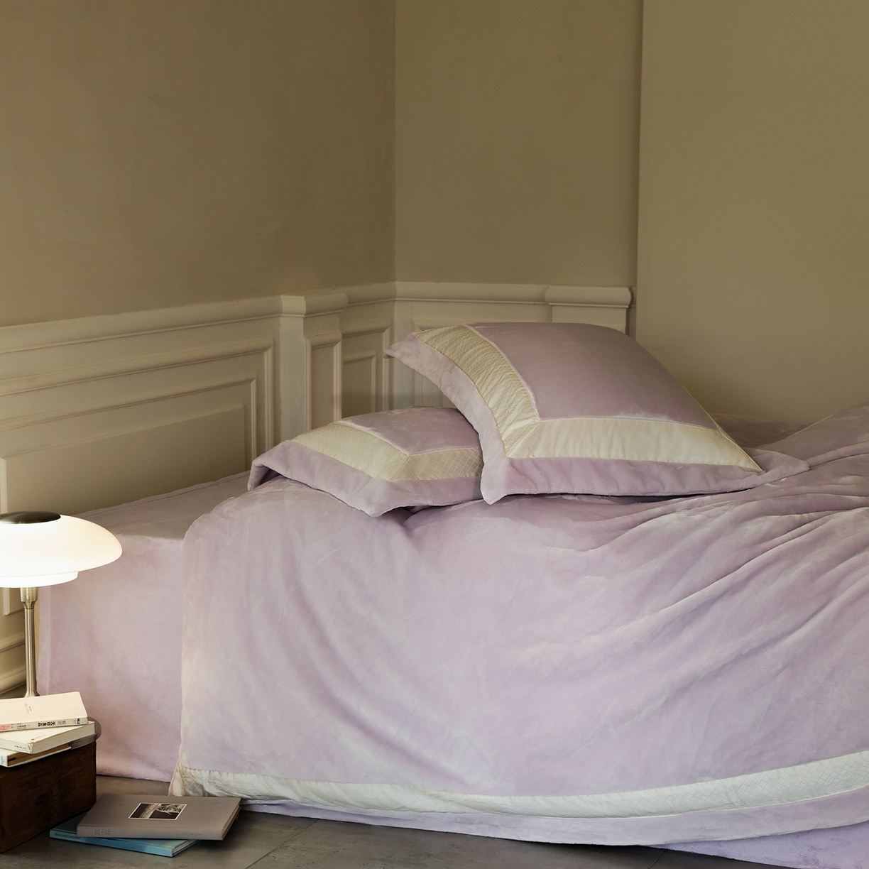 91家纺网 家纺一手货源 找家纺 佳汐蓝家纺 2025新款轻奢质感软糯顶级慕丝牛奶绒系列四件套 绮梦紫