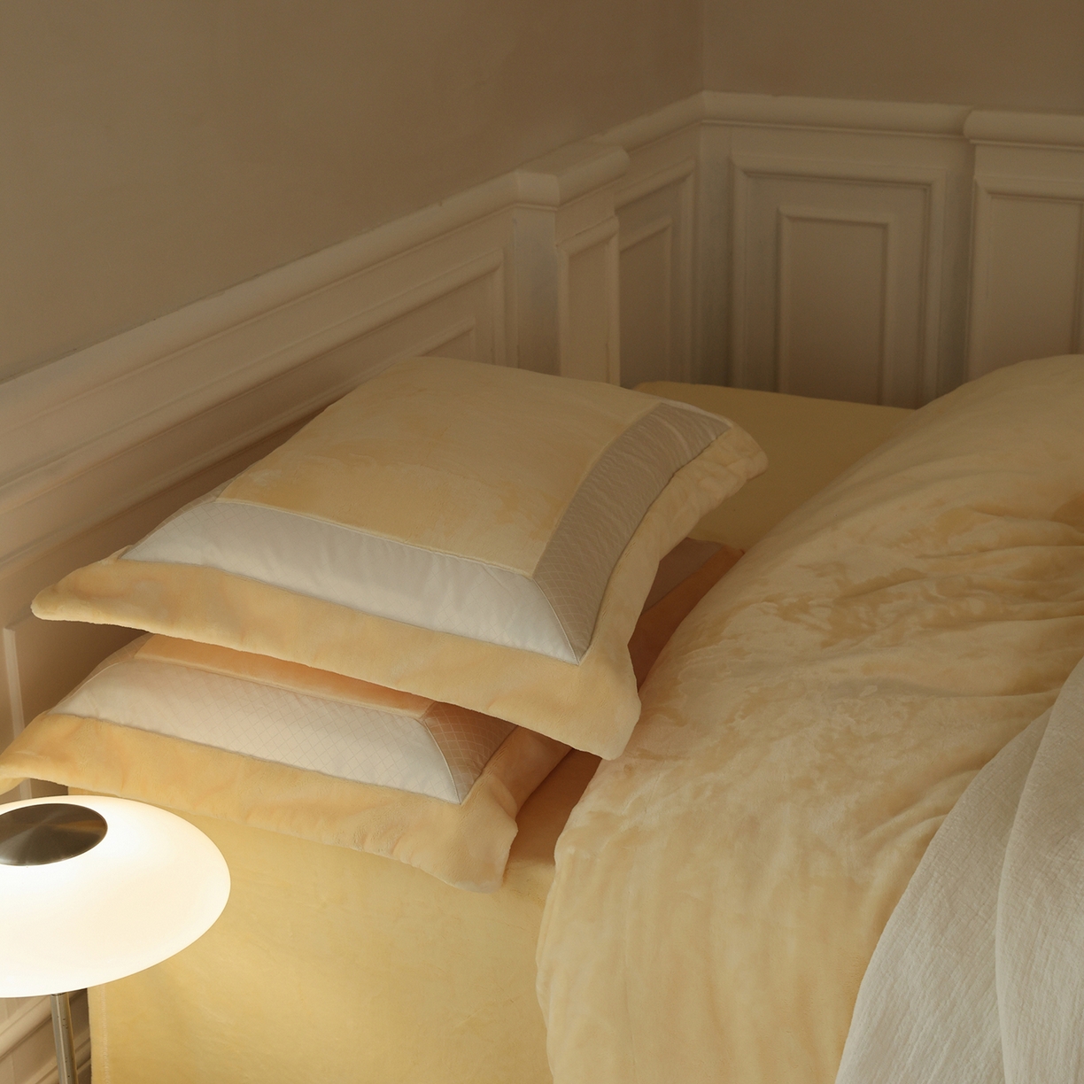 91家纺网 家纺一手货源 找家纺 佳汐蓝家纺 2025新款轻奢质感软糯顶级慕丝牛奶绒系列四件套 月影黄