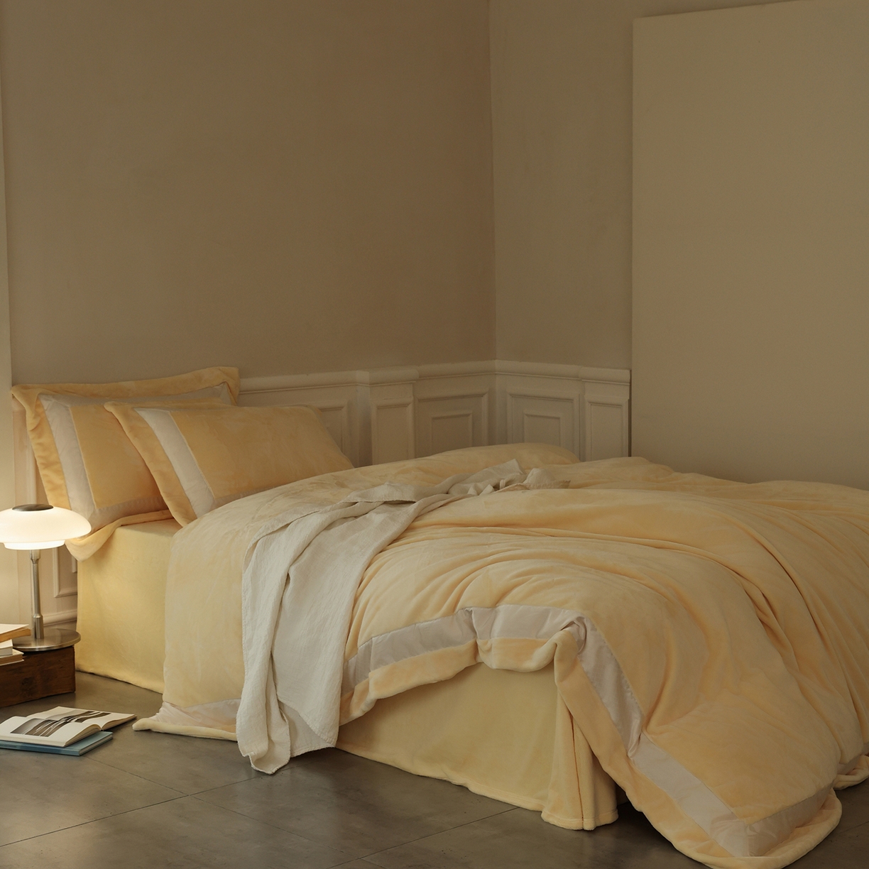 91家纺网 家纺一手货源 找家纺 佳汐蓝家纺 2025新款轻奢质感软糯顶级慕丝牛奶绒系列四件套 月影黄