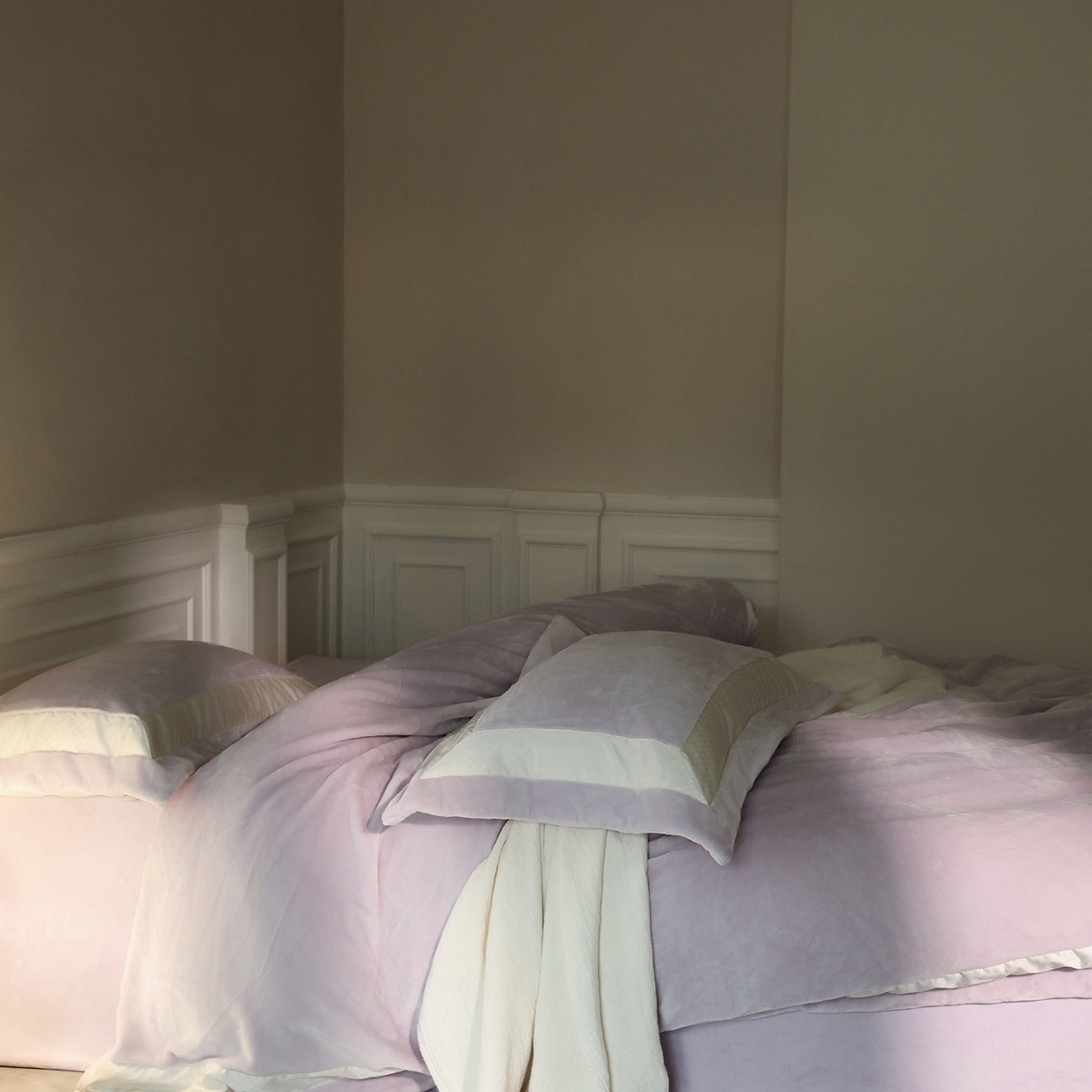 91家纺网 家纺一手货源 找家纺 佳汐蓝家纺 2025新款轻奢质感软糯顶级慕丝牛奶绒系列四件套 绮梦紫