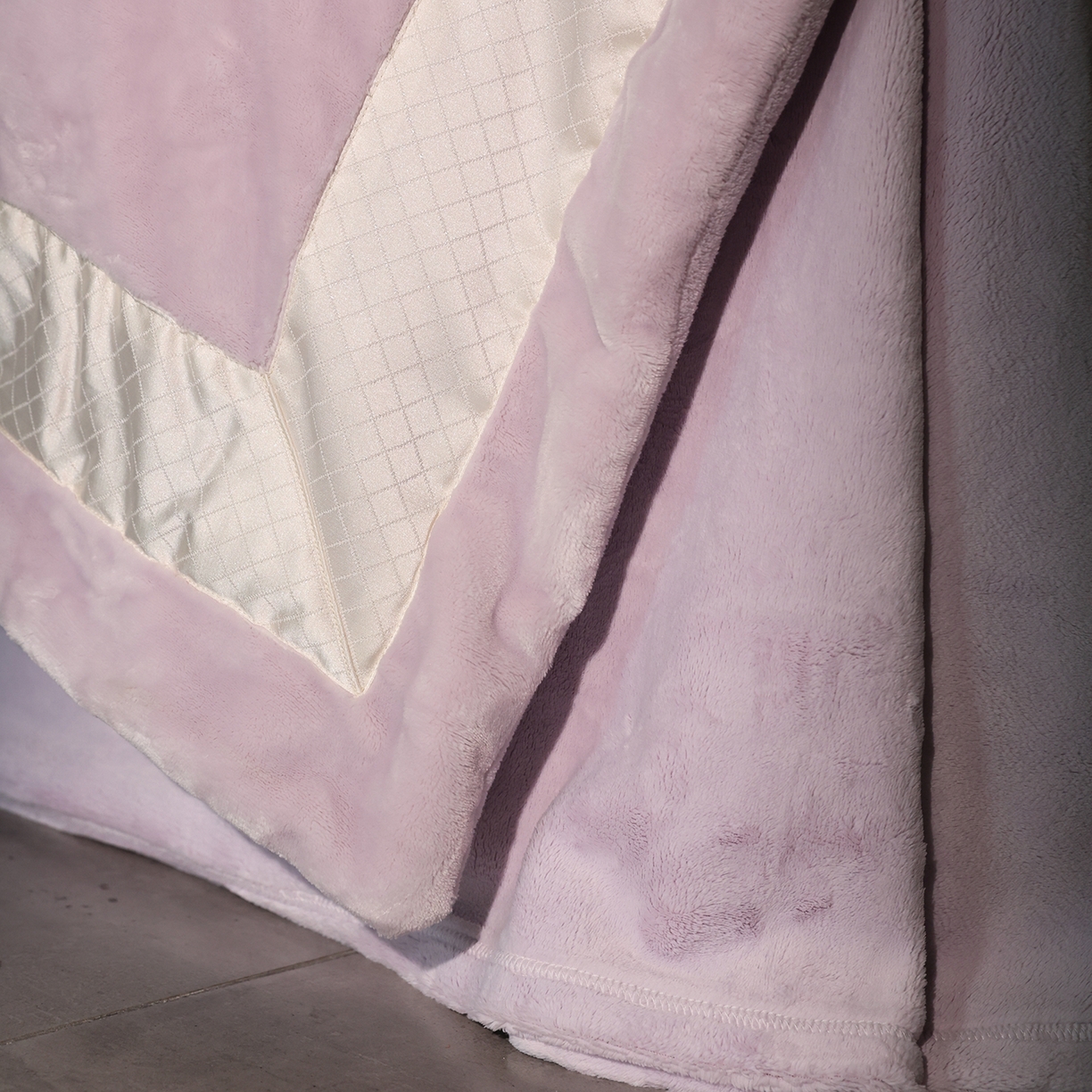 91家纺网 家纺一手货源 找家纺 佳汐蓝家纺 2025新款轻奢质感软糯顶级慕丝牛奶绒系列四件套 绮梦紫