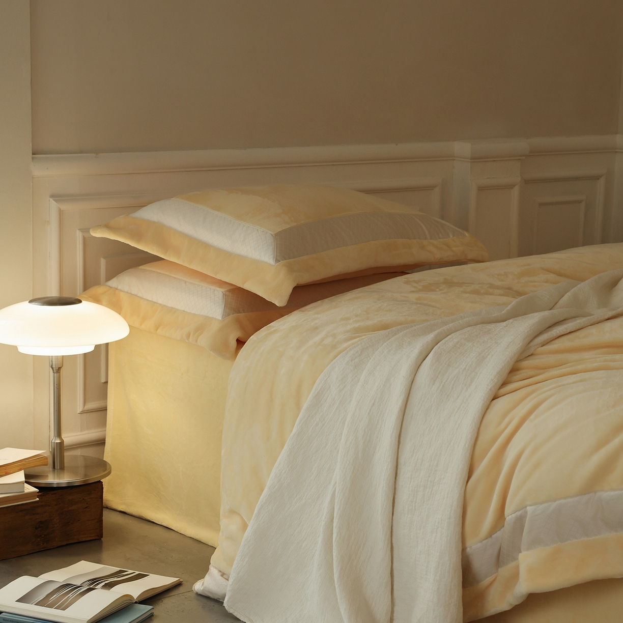 91家纺网 家纺一手货源 找家纺 佳汐蓝家纺 2025新款轻奢质感软糯顶级慕丝牛奶绒系列四件套 月影黄