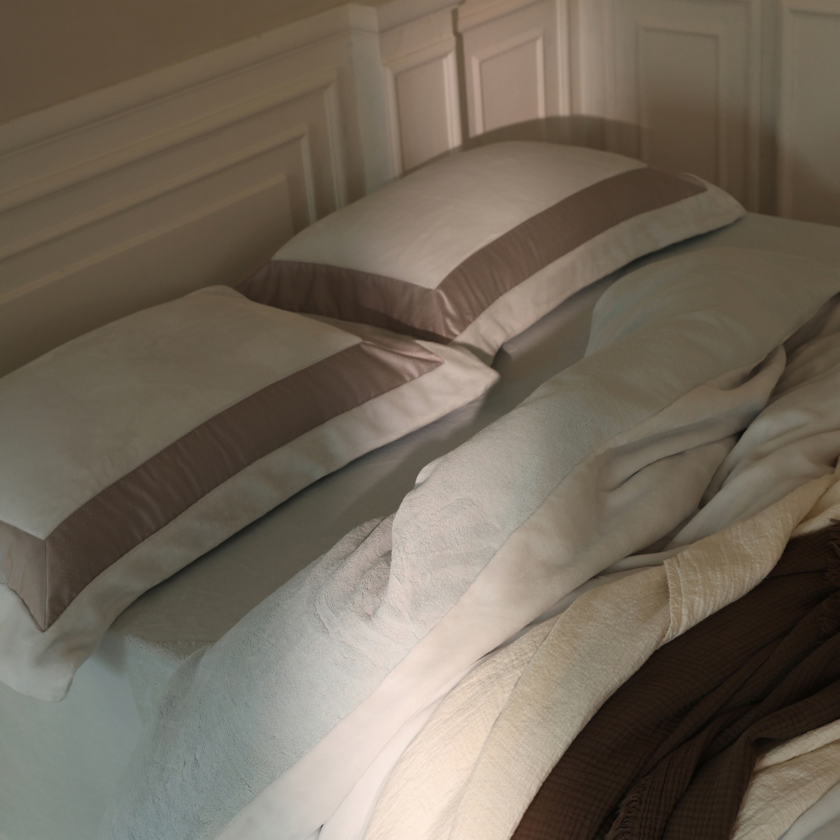 91家纺网 家纺一手货源 找家纺 佳汐蓝家纺 2025新款轻奢质感软糯顶级慕丝牛奶绒系列四件套 浅空蓝