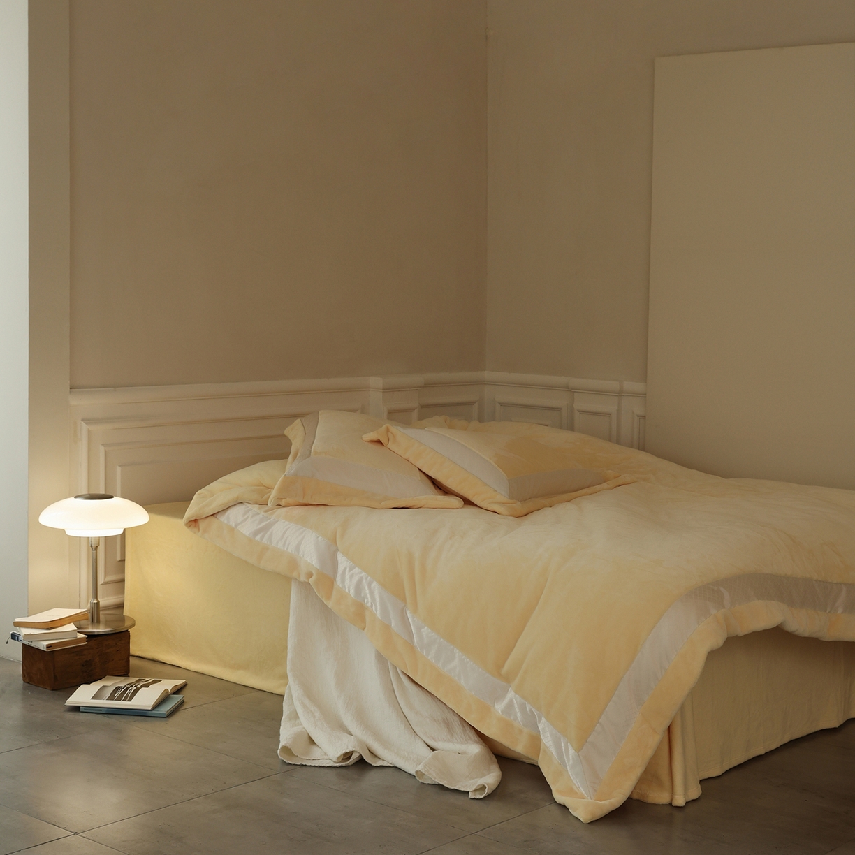 91家纺网 家纺一手货源 找家纺 佳汐蓝家纺 2025新款轻奢质感软糯顶级慕丝牛奶绒系列四件套 月影黄