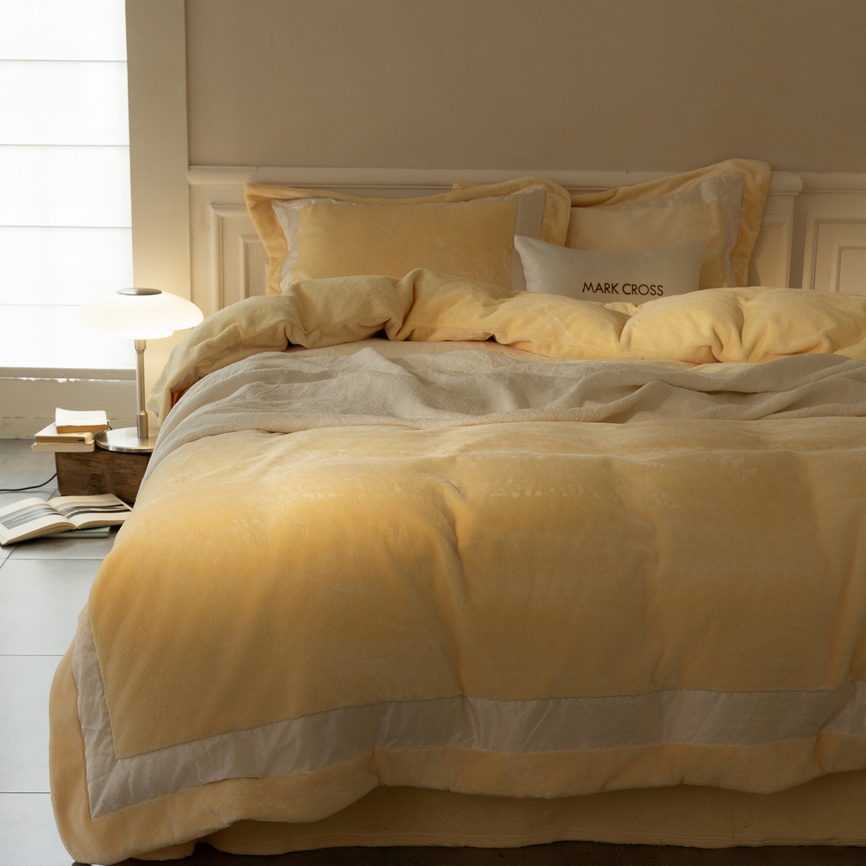 91家纺网 家纺一手货源 找家纺 佳汐蓝家纺 2025新款轻奢质感软糯顶级慕丝牛奶绒系列四件套 月影黄