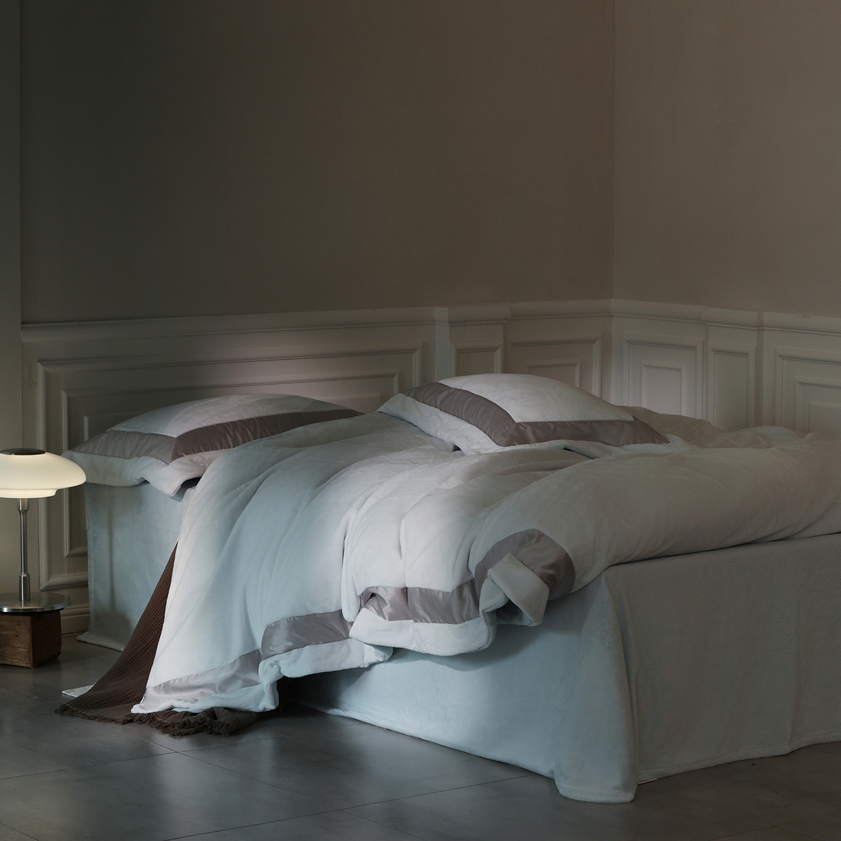 91家纺网 家纺一手货源 找家纺 佳汐蓝家纺 2025新款轻奢质感软糯顶级慕丝牛奶绒系列四件套 浅空蓝