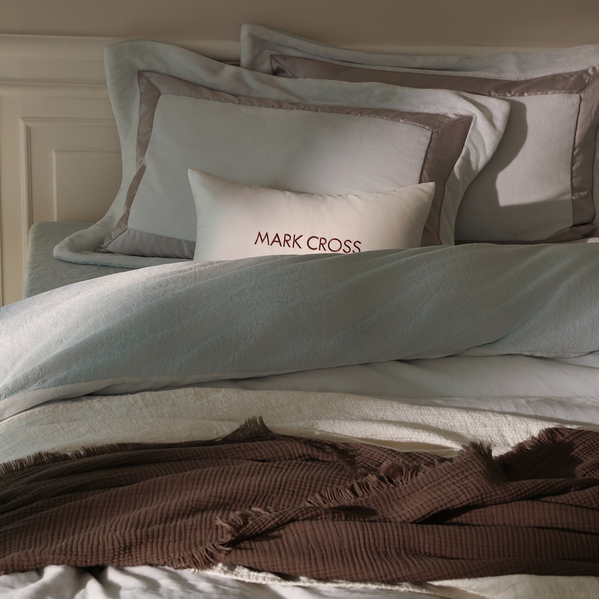 91家纺网 家纺一手货源 找家纺 佳汐蓝家纺 2025新款轻奢质感软糯顶级慕丝牛奶绒系列四件套 浅空蓝