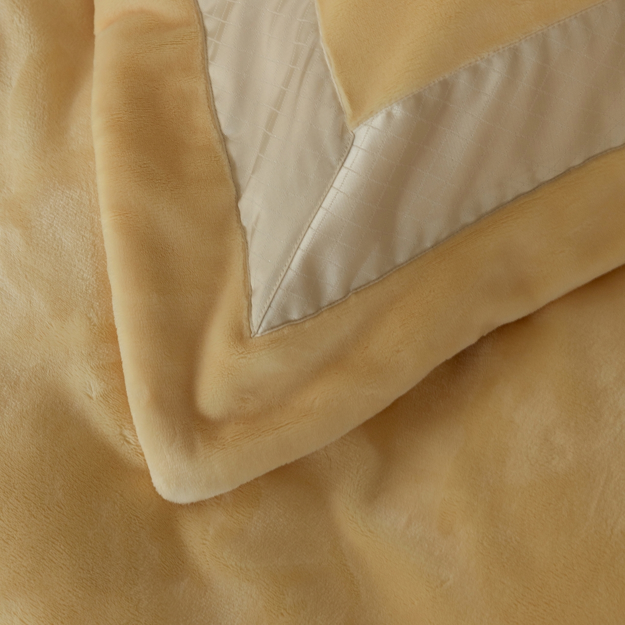 91家纺网 家纺一手货源 找家纺 佳汐蓝家纺 2025新款轻奢质感软糯顶级慕丝牛奶绒系列四件套 月影黄