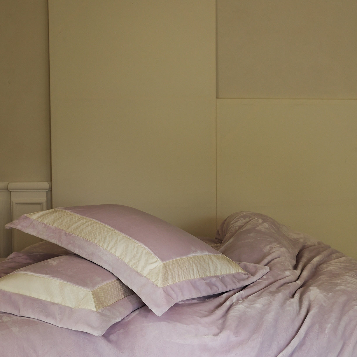 91家纺网 家纺一手货源 找家纺 佳汐蓝家纺 2025新款轻奢质感软糯顶级慕丝牛奶绒系列四件套 绮梦紫