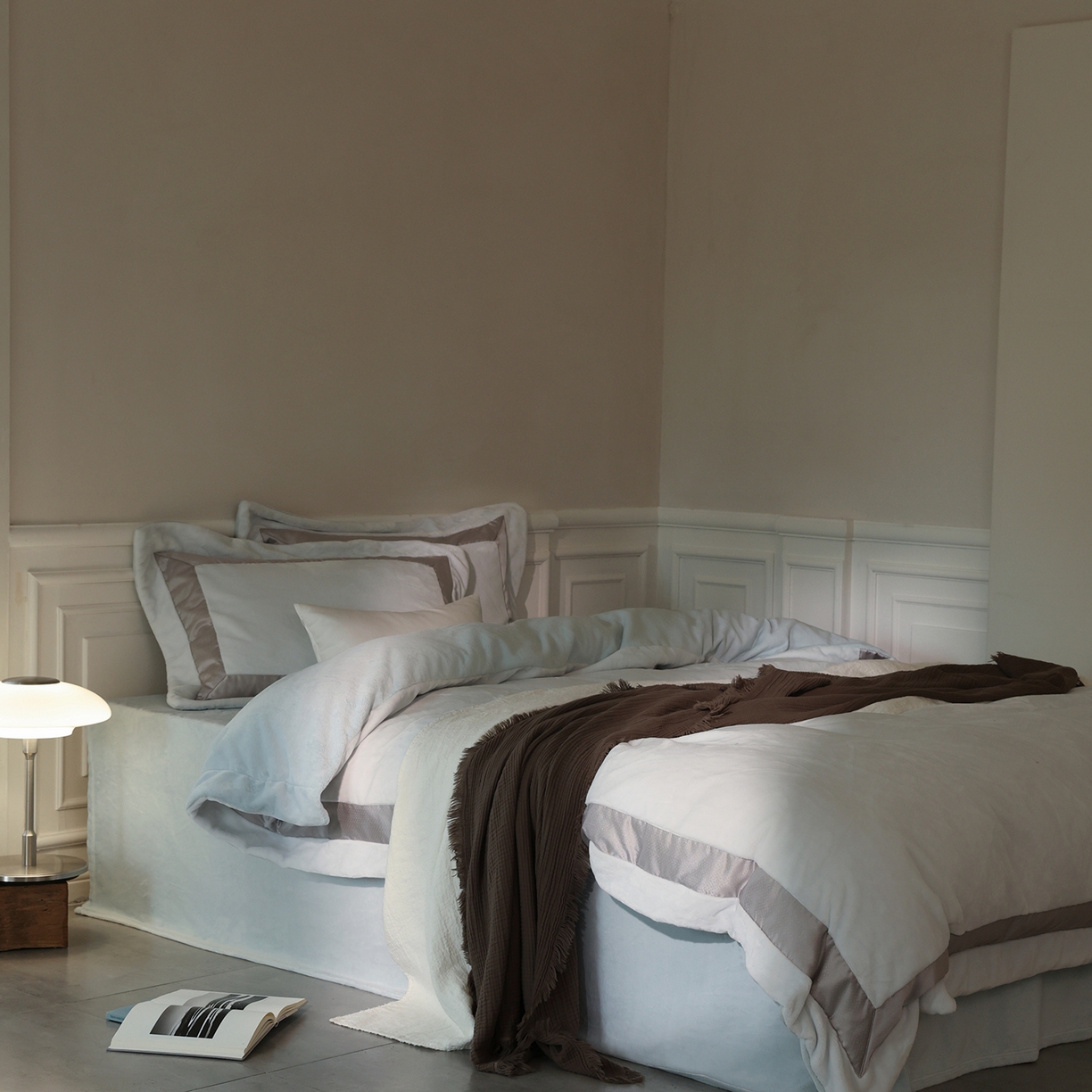 91家纺网 家纺一手货源 找家纺 佳汐蓝家纺 2025新款轻奢质感软糯顶级慕丝牛奶绒系列四件套 浅空蓝