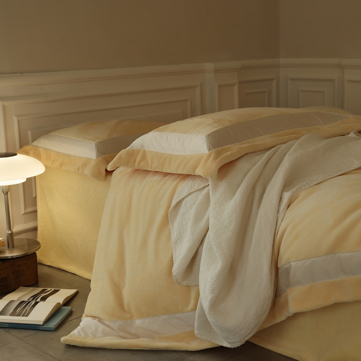 91家纺网 家纺一手货源 找家纺 佳汐蓝家纺 2025新款轻奢质感软糯顶级慕丝牛奶绒系列四件套 月影黄