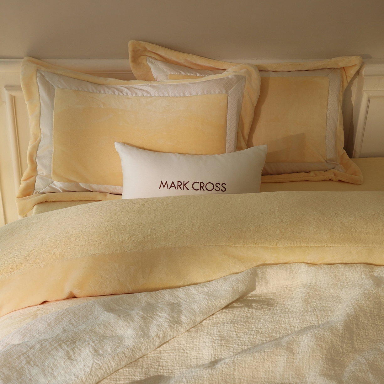 91家纺网 家纺一手货源 找家纺 佳汐蓝家纺 2025新款轻奢质感软糯顶级慕丝牛奶绒系列四件套 月影黄