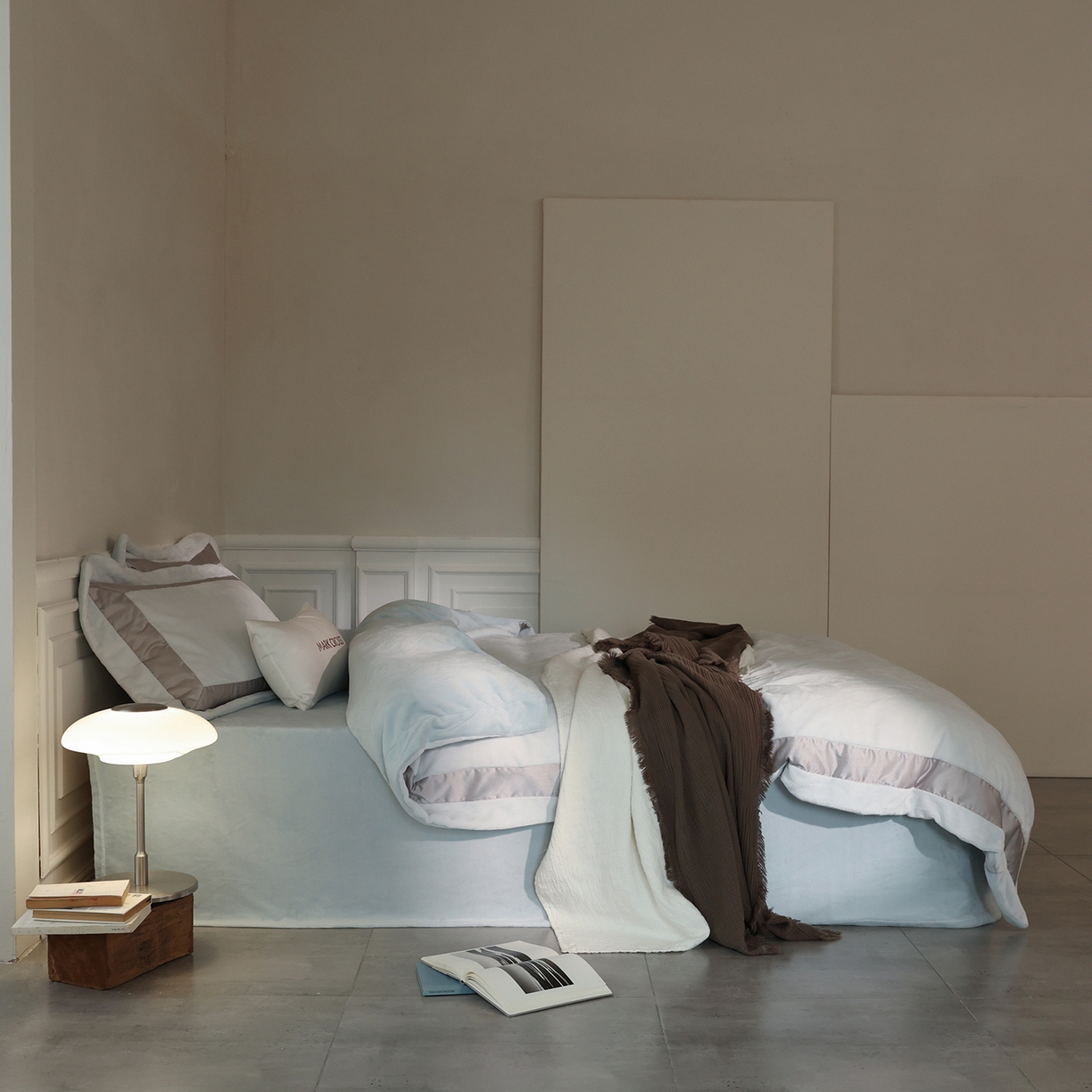 91家纺网 家纺一手货源 找家纺 佳汐蓝家纺 2025新款轻奢质感软糯顶级慕丝牛奶绒系列四件套 浅空蓝