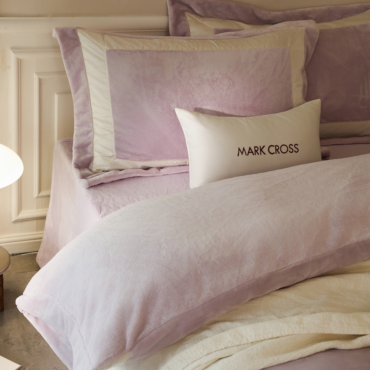 91家纺网 家纺一手货源 找家纺 佳汐蓝家纺 2025新款轻奢质感软糯顶级慕丝牛奶绒系列四件套 绮梦紫