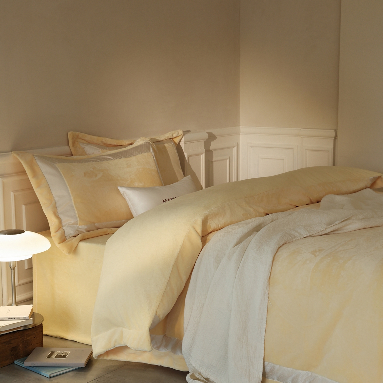 91家纺网 家纺一手货源 找家纺 佳汐蓝家纺 2025新款轻奢质感软糯顶级慕丝牛奶绒系列四件套 月影黄