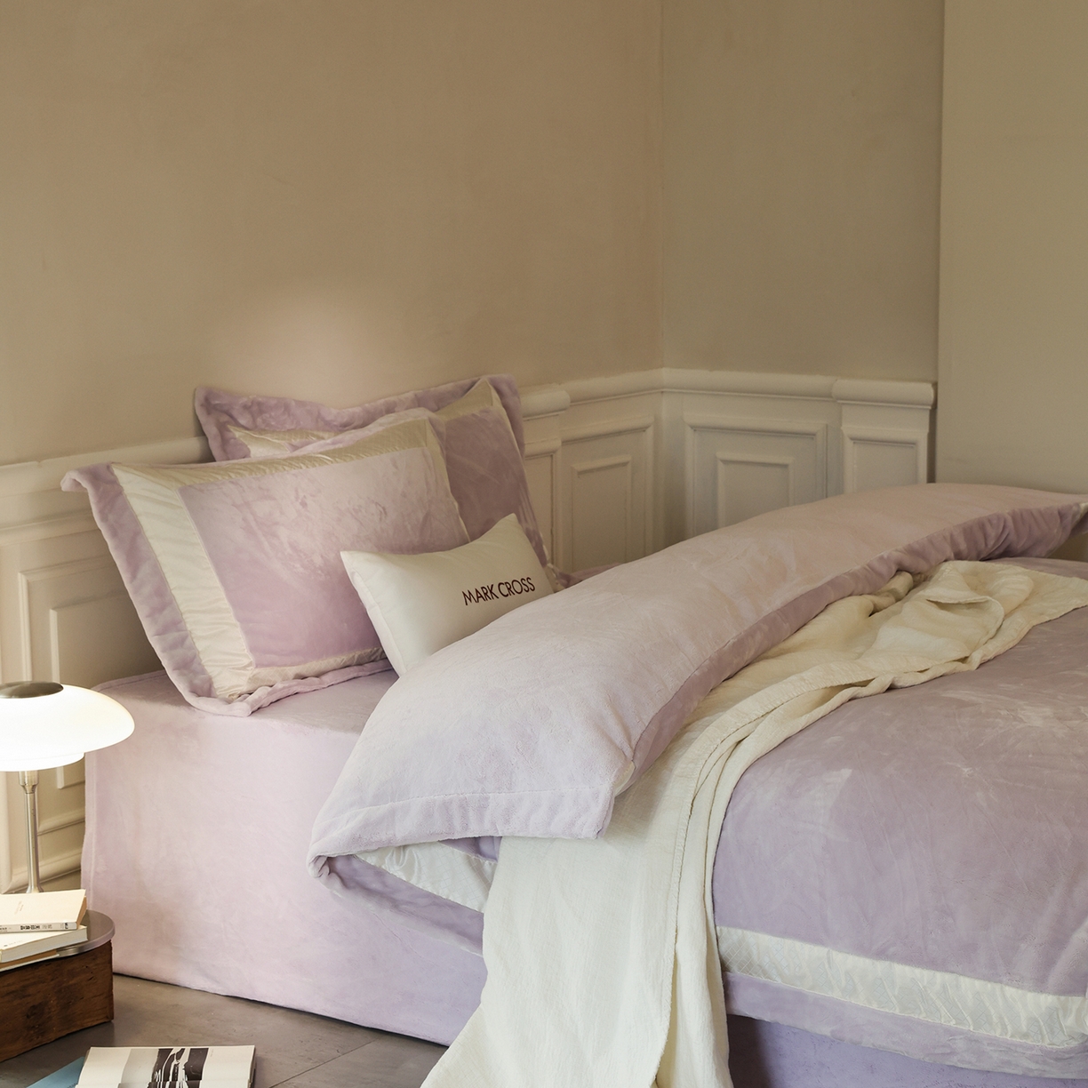 91家纺网 家纺一手货源 找家纺 佳汐蓝家纺 2025新款轻奢质感软糯顶级慕丝牛奶绒系列四件套 绮梦紫