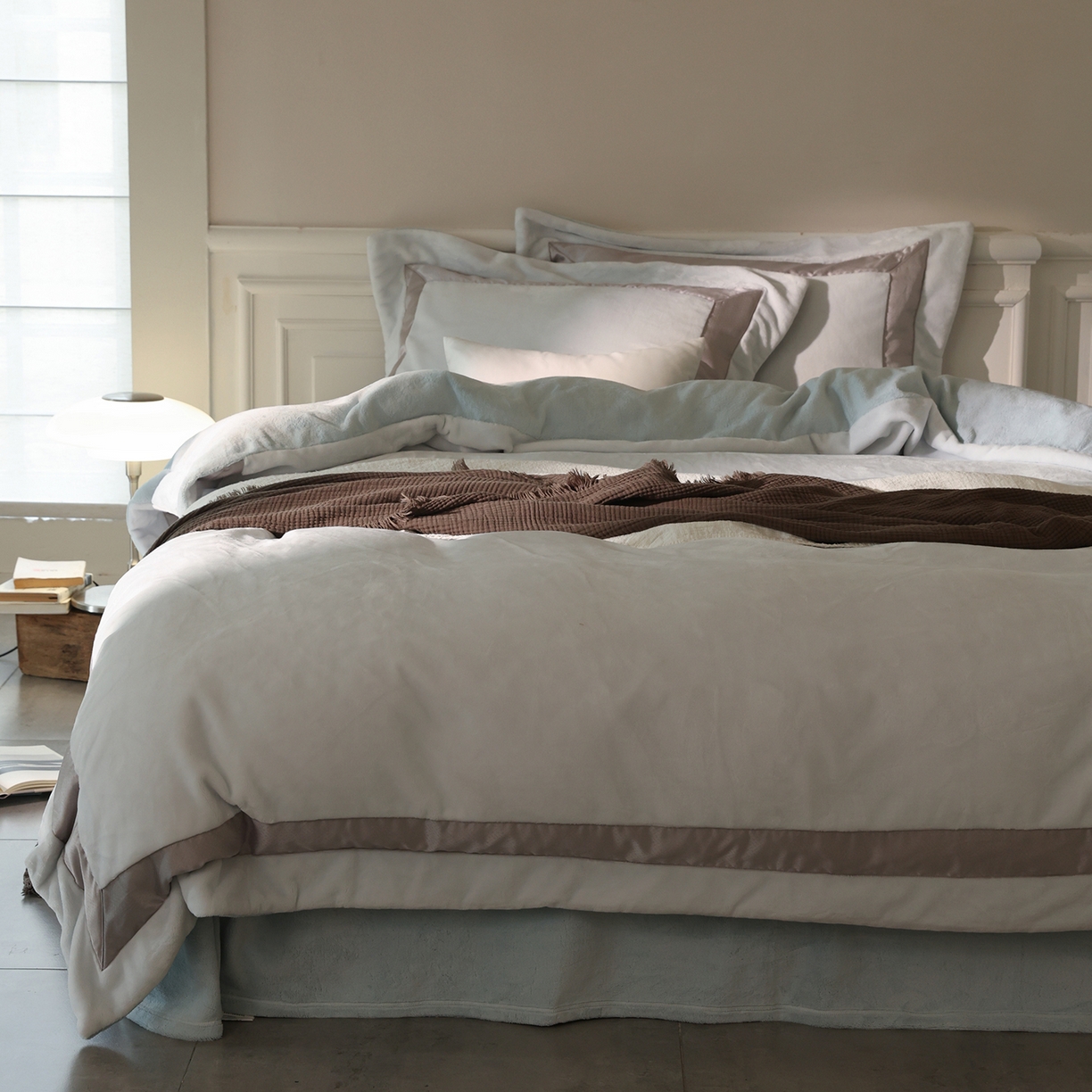 91家纺网 家纺一手货源 找家纺 佳汐蓝家纺 2025新款轻奢质感软糯顶级慕丝牛奶绒系列四件套 浅空蓝