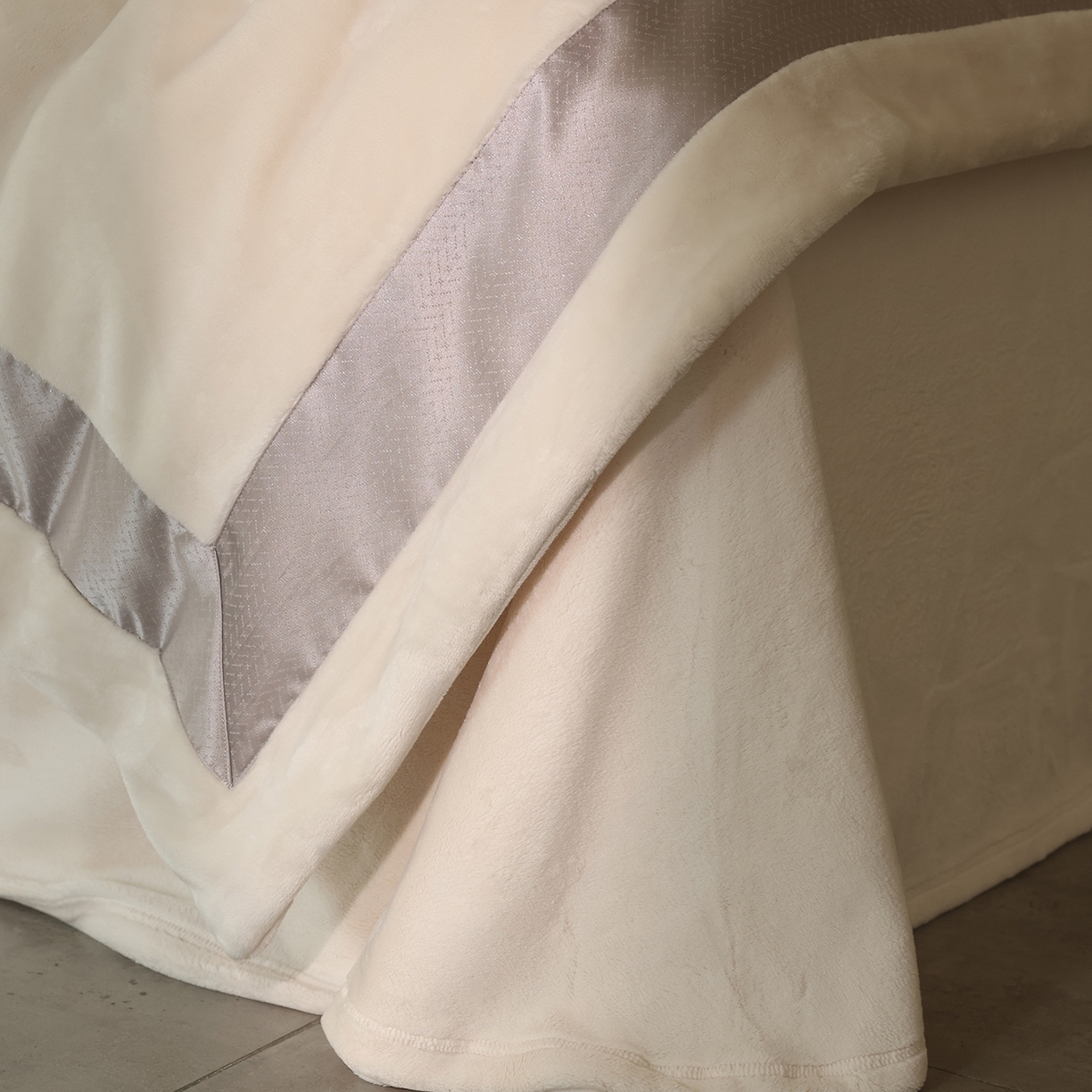 91家纺网 家纺一手货源 找家纺 佳汐蓝家纺 2025新款轻奢质感软糯顶级慕丝牛奶绒系列四件套 暖柔白