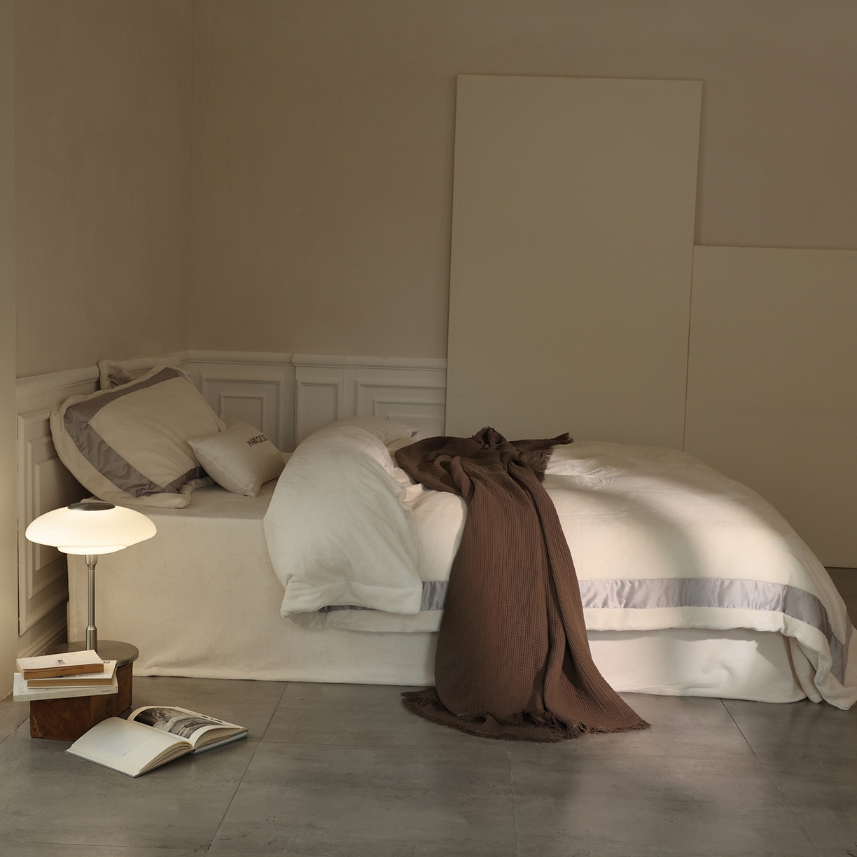 91家纺网 家纺一手货源 找家纺 佳汐蓝家纺 2025新款轻奢质感软糯顶级慕丝牛奶绒系列四件套 暖柔白