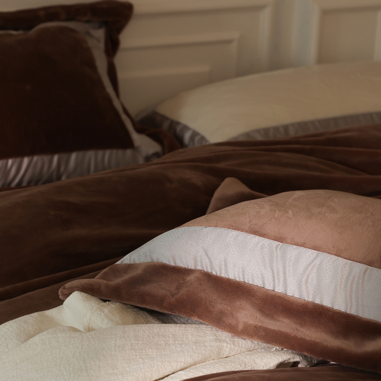 91家纺网 家纺一手货源 找家纺 佳汐蓝家纺 2025新款轻奢质感软糯顶级慕丝牛奶绒系列四件套 柔缎棕