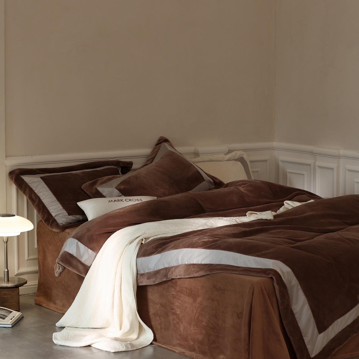 91家纺网 家纺一手货源 找家纺 佳汐蓝家纺 2025新款轻奢质感软糯顶级慕丝牛奶绒系列四件套 柔缎棕