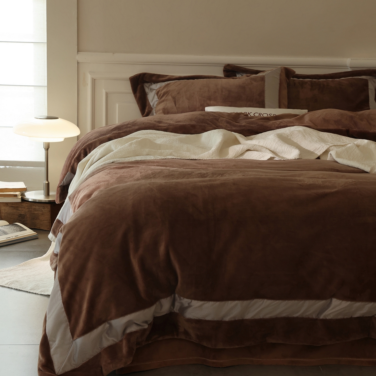 91家纺网 家纺一手货源 找家纺 佳汐蓝家纺 2025新款轻奢质感软糯顶级慕丝牛奶绒系列四件套 柔缎棕