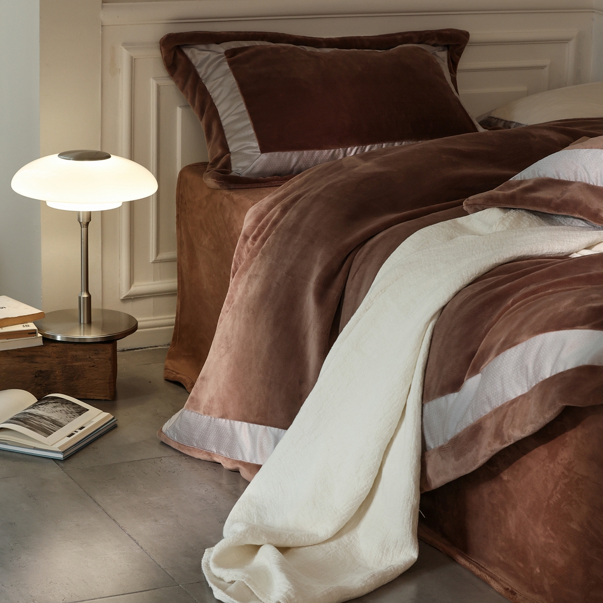 91家纺网 家纺一手货源 找家纺 佳汐蓝家纺 2025新款轻奢质感软糯顶级慕丝牛奶绒系列四件套 柔缎棕