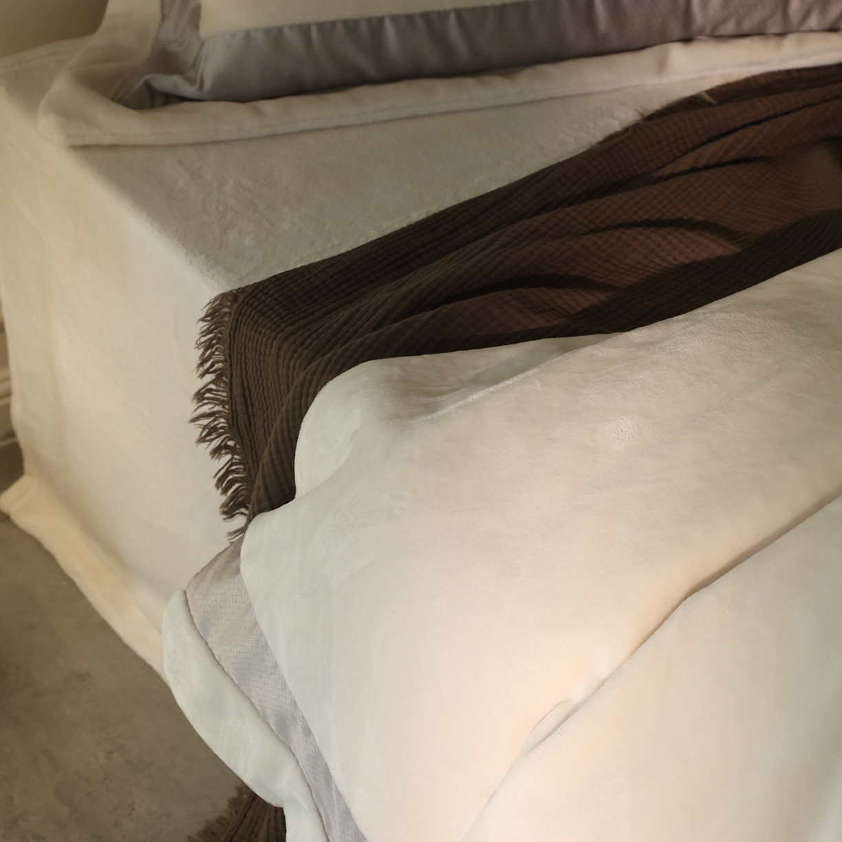 91家纺网 家纺一手货源 找家纺 佳汐蓝家纺 2025新款轻奢质感软糯顶级慕丝牛奶绒系列四件套 暖柔白