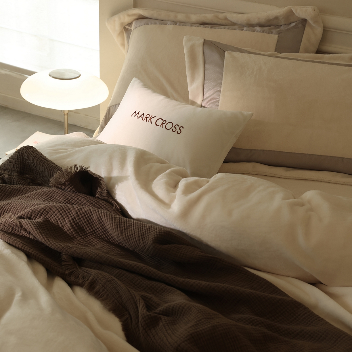 91家纺网 家纺一手货源 找家纺 佳汐蓝家纺 2025新款轻奢质感软糯顶级慕丝牛奶绒系列四件套 暖柔白