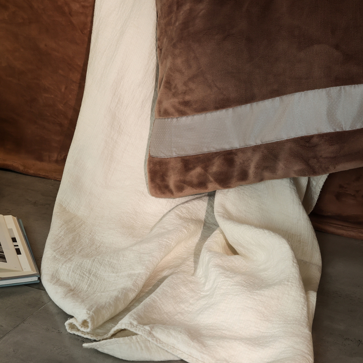 91家纺网 家纺一手货源 找家纺 佳汐蓝家纺 2025新款轻奢质感软糯顶级慕丝牛奶绒系列四件套 柔缎棕