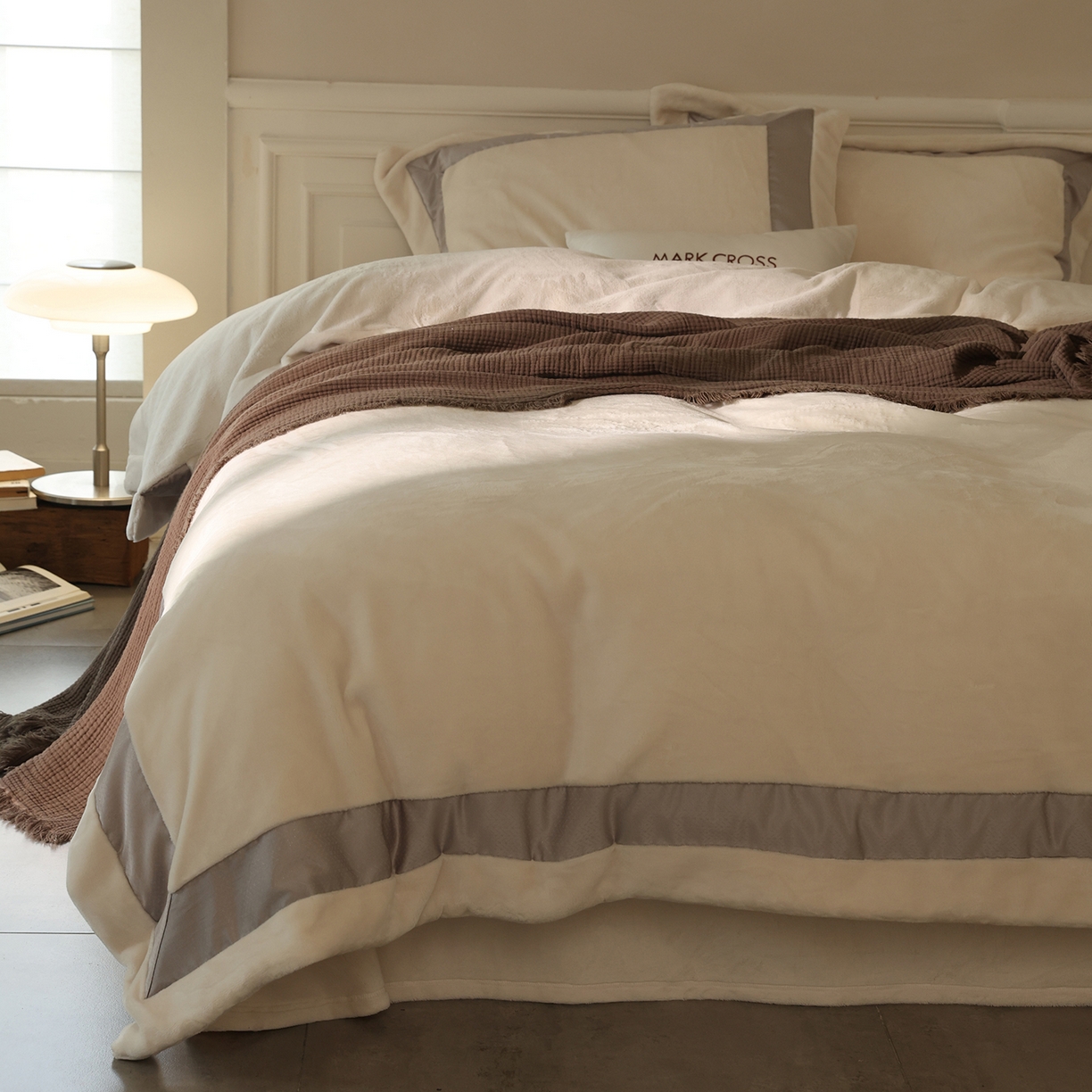 91家纺网 家纺一手货源 找家纺 佳汐蓝家纺 2025新款轻奢质感软糯顶级慕丝牛奶绒系列四件套 暖柔白