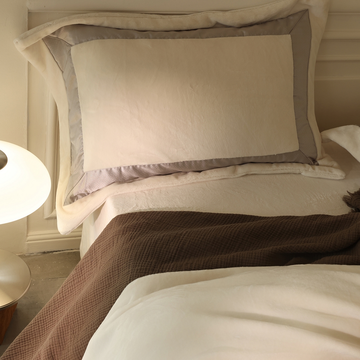 91家纺网 家纺一手货源 找家纺 佳汐蓝家纺 2025新款轻奢质感软糯顶级慕丝牛奶绒系列四件套 暖柔白