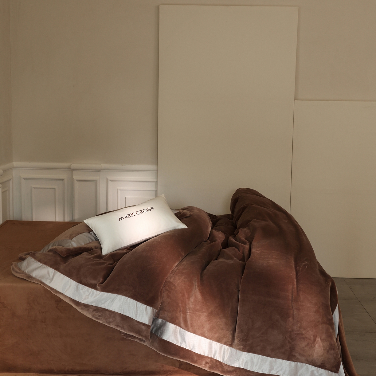 91家纺网 家纺一手货源 找家纺 佳汐蓝家纺 2025新款轻奢质感软糯顶级慕丝牛奶绒系列四件套 柔缎棕