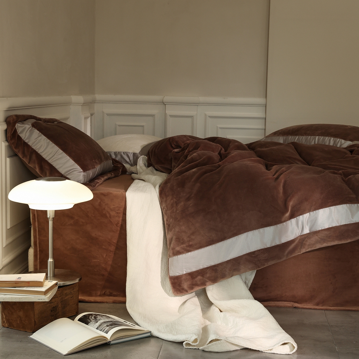 91家纺网 家纺一手货源 找家纺 佳汐蓝家纺 2025新款轻奢质感软糯顶级慕丝牛奶绒系列四件套 柔缎棕