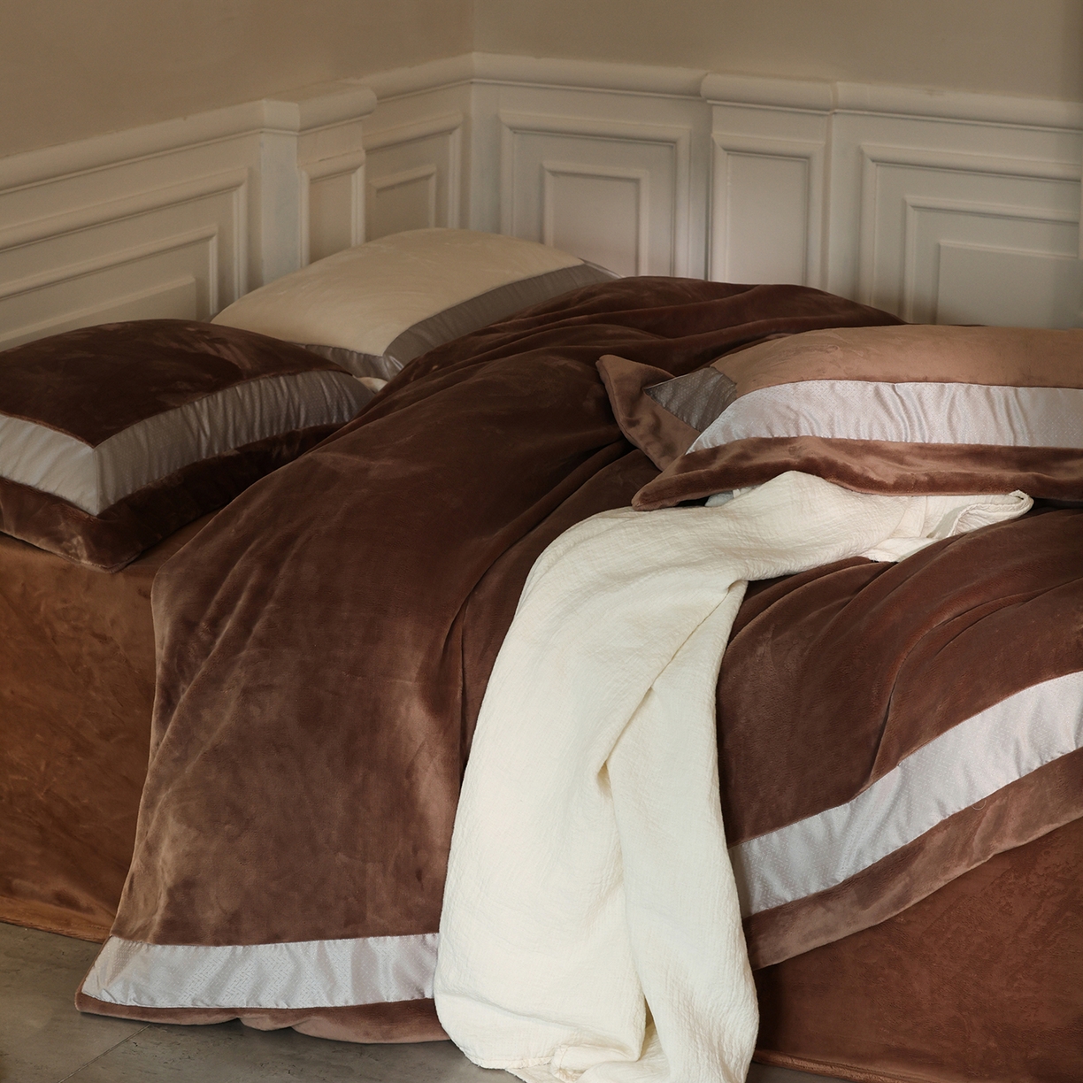 91家纺网 家纺一手货源 找家纺 佳汐蓝家纺 2025新款轻奢质感软糯顶级慕丝牛奶绒系列四件套 柔缎棕